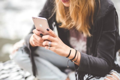 Social media envy is a real problem for thousands of girls (and even guys). What happens with social media envy and how can you avoid it? Find out here.